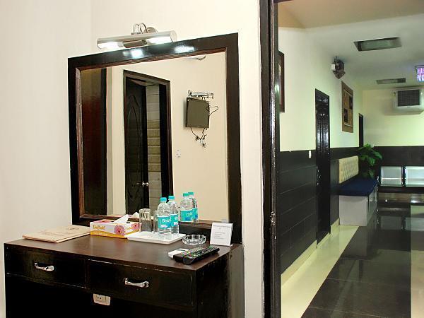 Lazeez Hotel Nueva Delhi Exterior foto